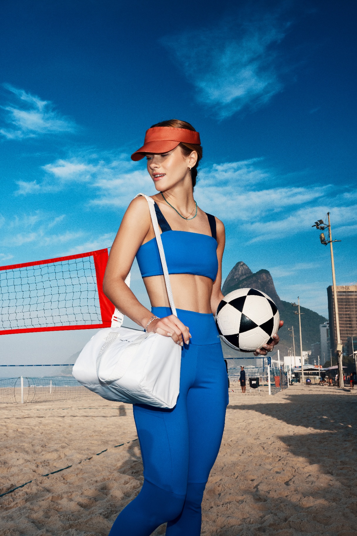 Conjunto azul con visera roja